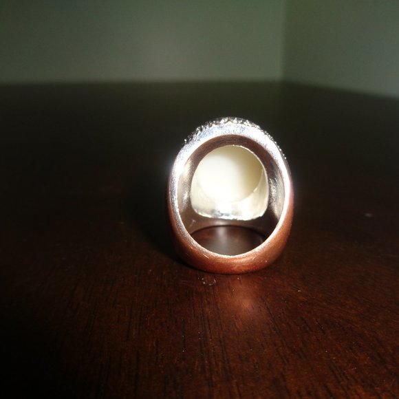 Faux oversized pearl ring-costume jewelry - Picture 4 of 11